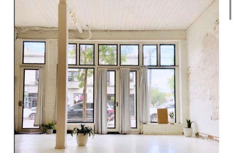 Front space with street access and double doors 